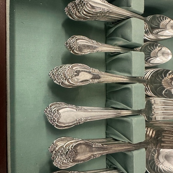 57 Piece Cutlery Old World Very Vintage 1847 Rogers Bros. Remembrance Collection - Picture 7 of 12